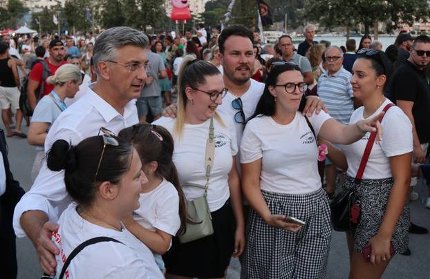 Ploče: Premijer Plenković se s pobjedničkim ekipama nakon završetka 29. Maratona lađa