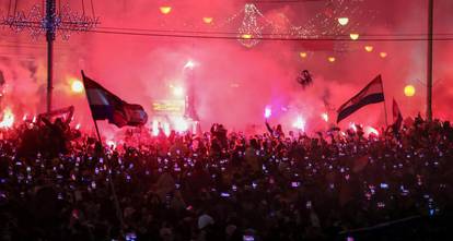 Prava ludnica vlada na Jelačićevom trgu, Vatreni krenuli prema Trgu