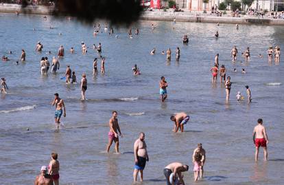 Na Bačvicama danas pravi ljetni dan: Plaža puna od ranog jutra