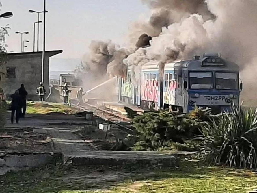 BUKTINJA U SLAVONIJI Planuo putnički vlak na kolodvoru!