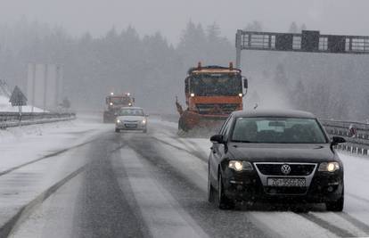 Platili su više da  kamioni stoje nego da čiste snijeg na cesti!