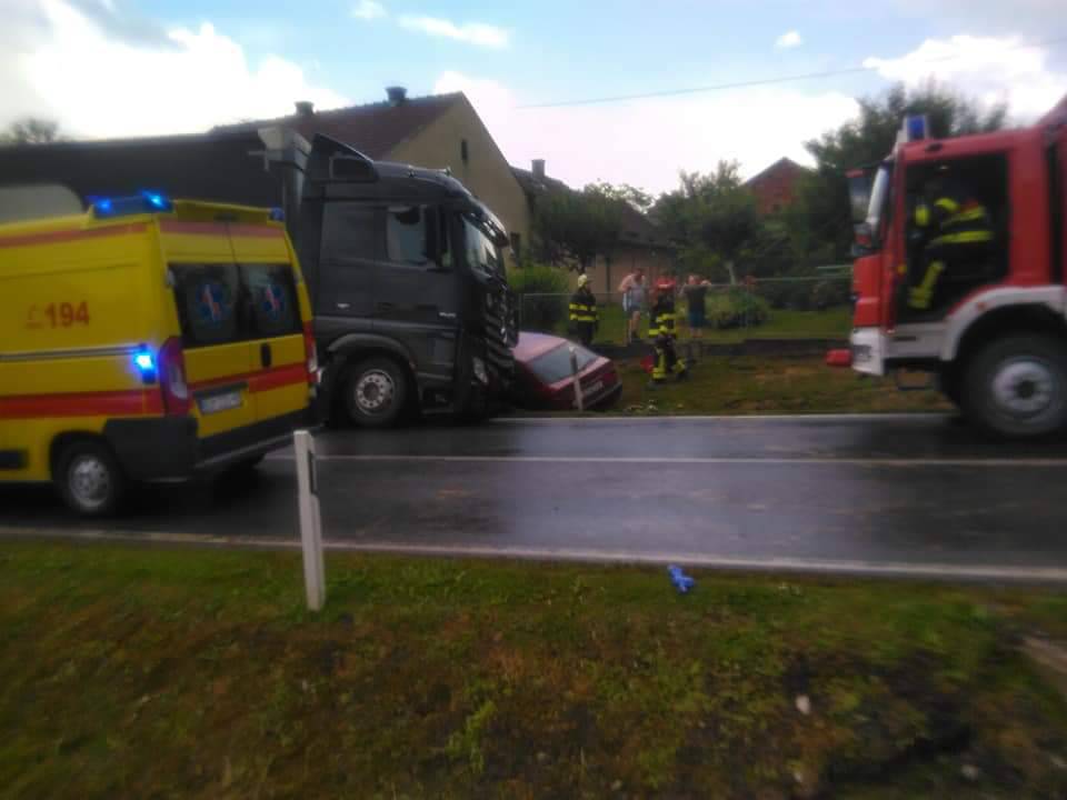 Nalet kamiona smrskao auto, muškarac (59) teško ozlijeđen