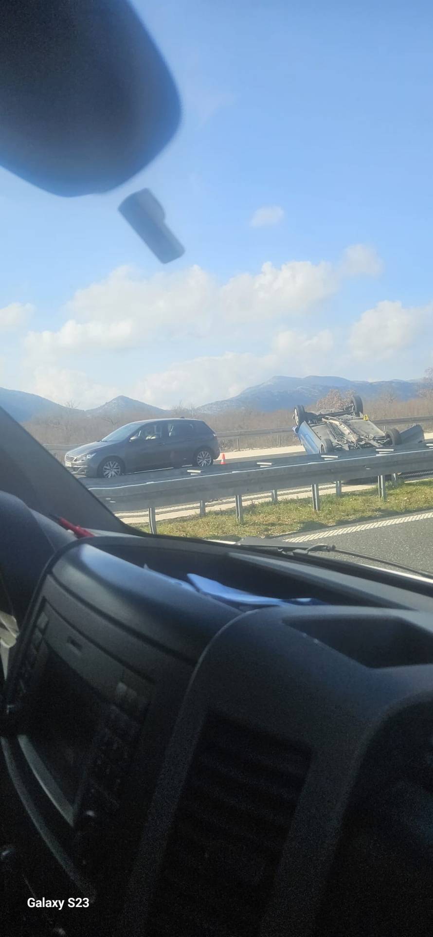 Auto završio na krovu na A1