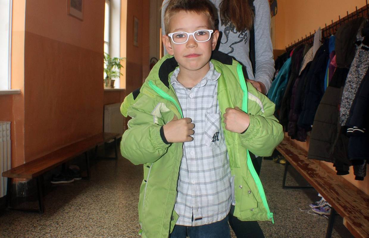 U školi ima sve petice, a doma se brine o bratu i bolesnoj baki