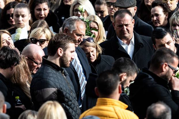 Split: Velik broj ljudi na posljednjem ispraćaju Igora Nešića na groblju Lovrinac