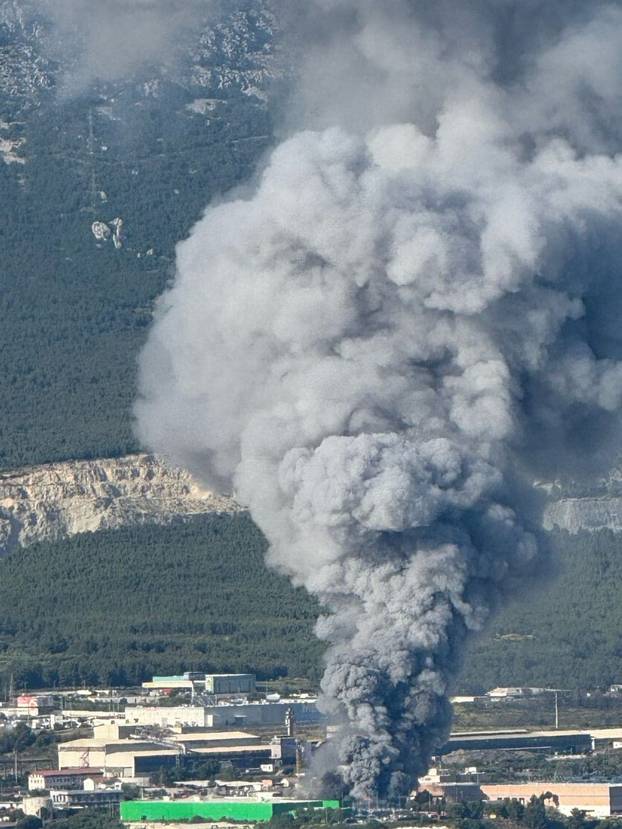 FOTO Buktinja u Kaštelima: 'Sve smrdi po dimu, odjekuju sirene. Strah nas je da se ne proširi!'