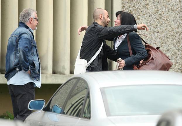 FOTO Suze, poljupci i - očaj na licu. Ovako su političari ulazili i odlazili iz zatvora u Remetincu