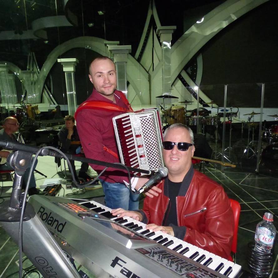 Za njega kažu da je najzgodniji harmonikaš regije: Svirao Luki Modriću, nastupao s Brenom...