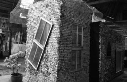 Gradi se kuća od starih novina u istočnom Londonu