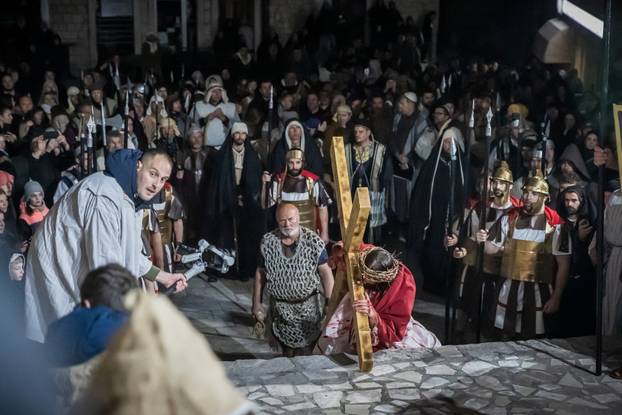 U Imotskom na Cvjetnicu uprizorena „Imotska Muka“, scenski prikaz Muke Gospodina našega Isusa Krista 