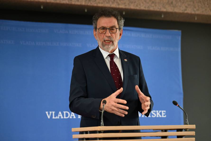 Fuchs: Vidjet ćemo je li moguć dodatak za radnike koji će privremeno štititi škole