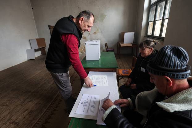 Škola u Željeznom Žumberačkom odavno se ne koristi, ali danas je otvorena zbog izbora