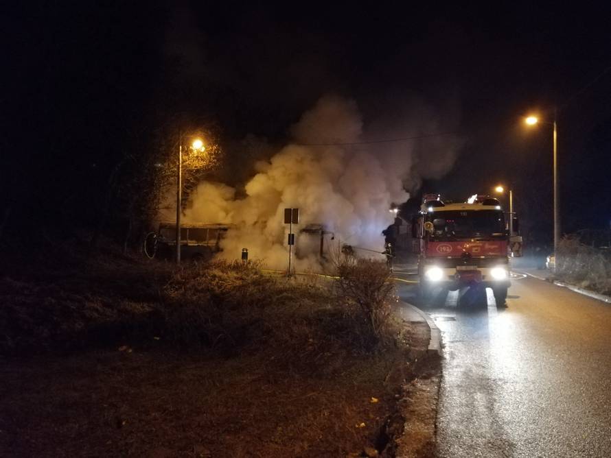 Na Šestinama je izgorio bus ZET-a: Vozač se nagutao dima