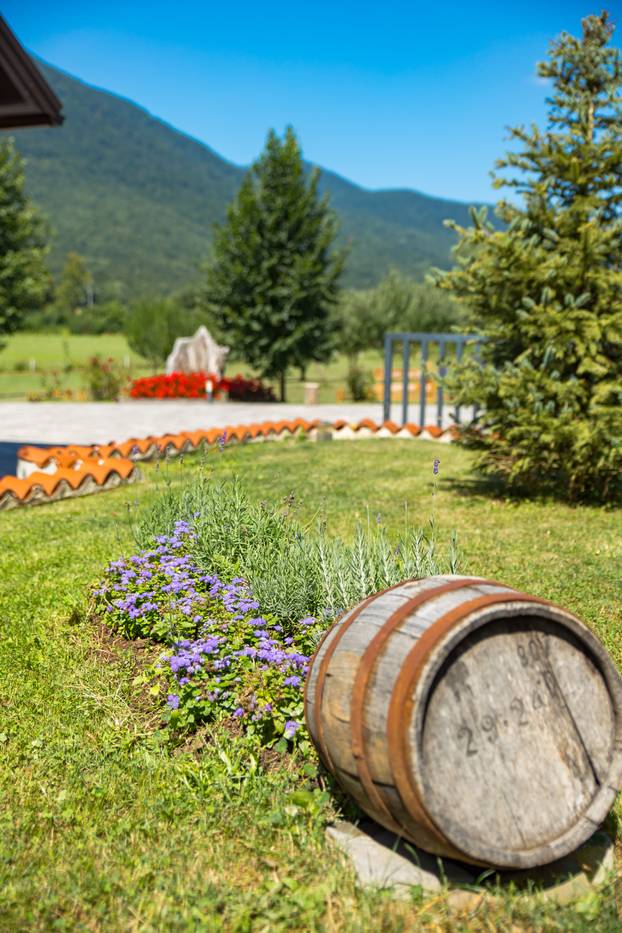 FOTO Kuću za odmor Mali Medo kod rodnog sela Nikole Tesle u Lici okružuje pravi prirodni raj