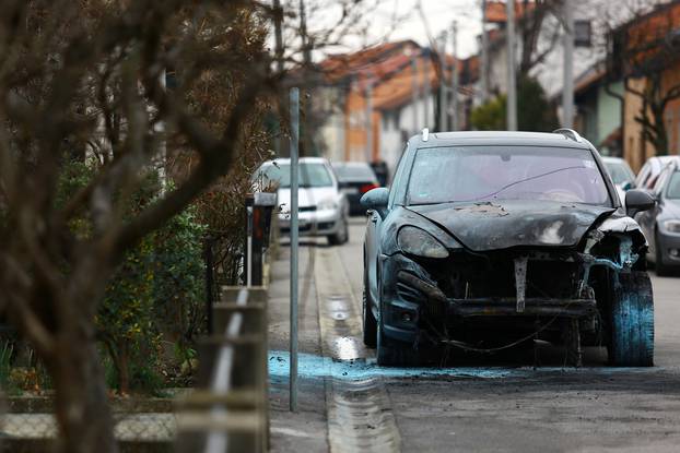 Zagreb: U ulici Poljane izgorio Porsche Cayenne