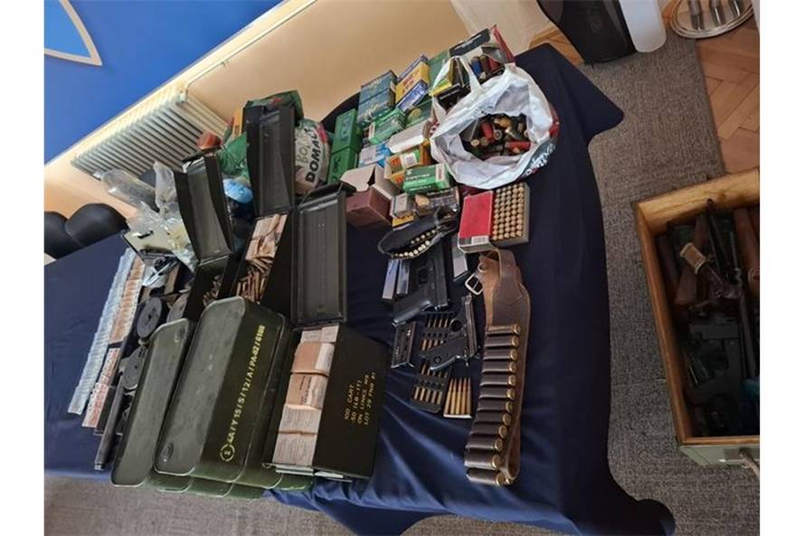 FOTO Ogromna zapljena oružja u Slavoniji: Troje ljudi uhićeno. 'Ovako nešto nismo dugo imali'