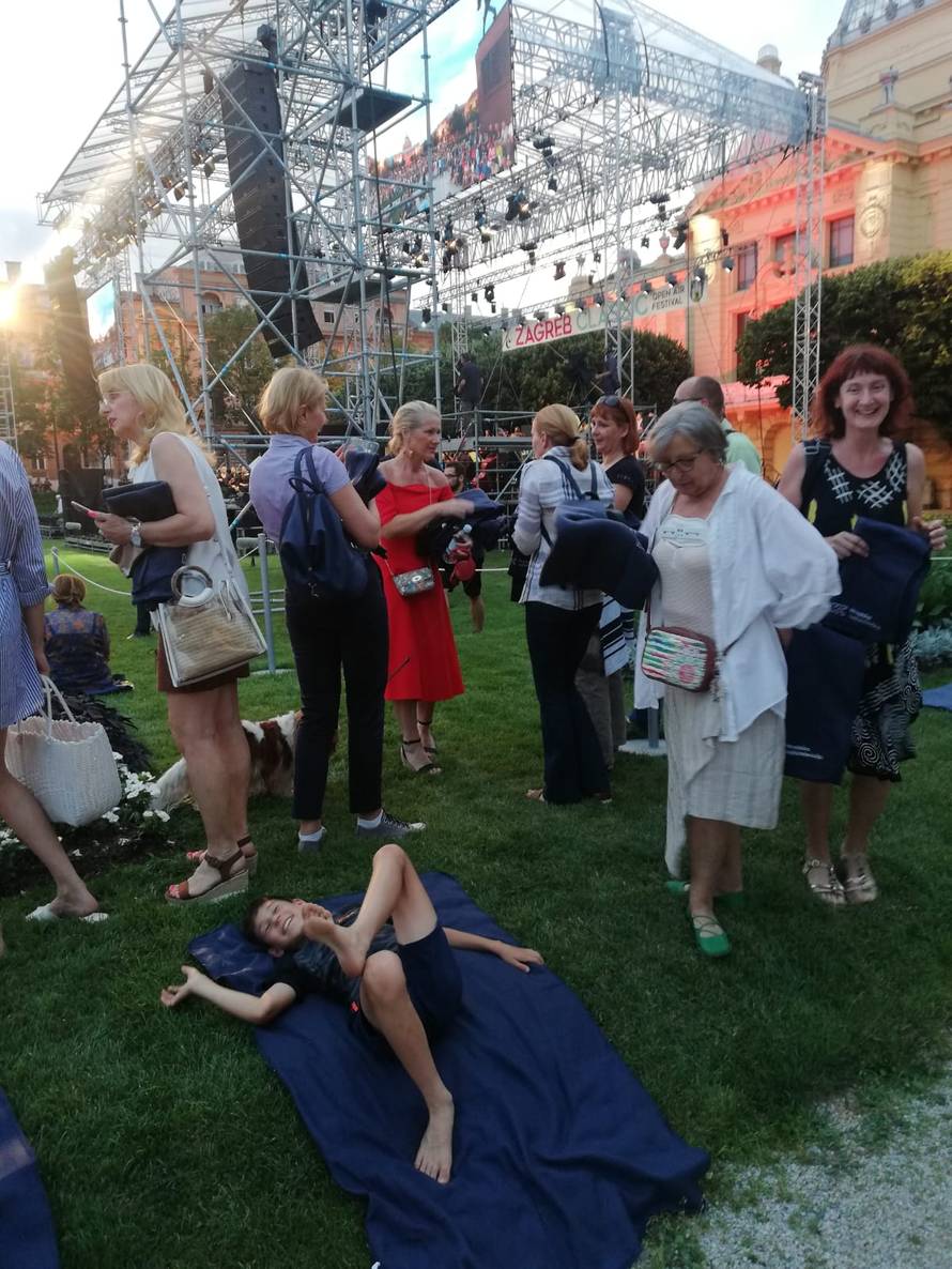 Kolar i Trbović dijelile publici deke na koncertu Zbora HRT-a