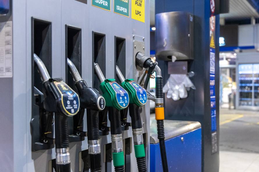 Pula: Automobili na benzinskim pumpama uoči sutrašnjeg poskupljenja benzina