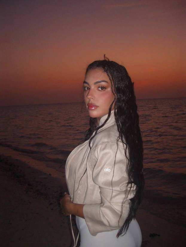 Georgina nakon zaruka uživa na plaži: U bijeloj je kombinaciji pokazala svoje bujne atribute...