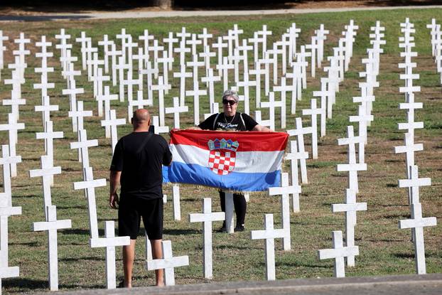 Vukovar: Polaganje vijenaca na Memorijalnom groblju povodom obilježavanja Dana sjećanja na nestale