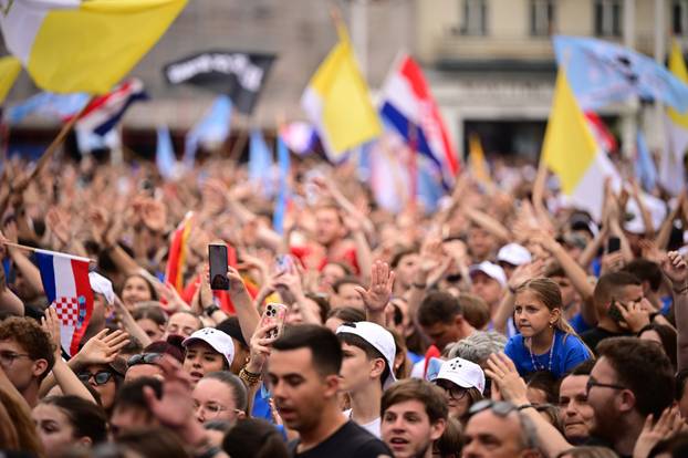 Zagreb: Dolazak hodočasnika Antunovskog hoda na Trg bana Josipa Jelačića