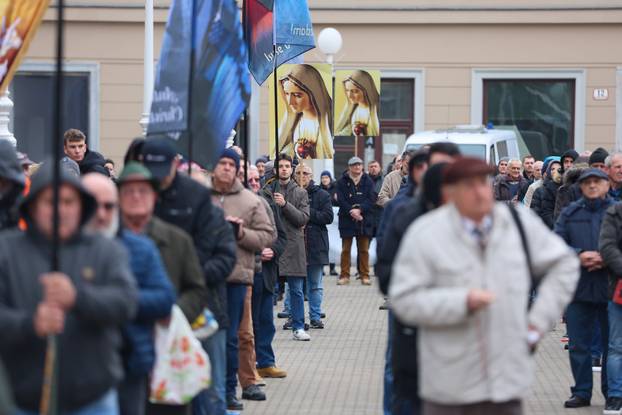 Zagreb: Interventna policija osigurava molitelje na glavnom Trgu