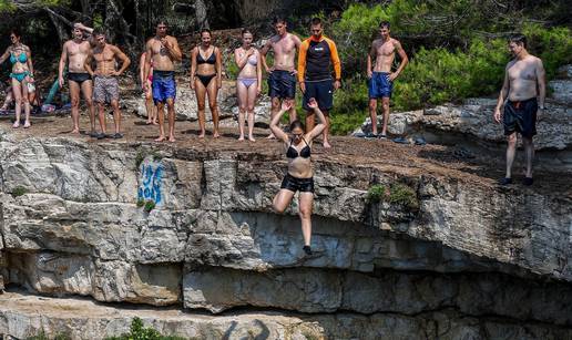 FOTO Lude akrobacije na plaži u Puli: Kupači 'lete' sa stijena, evo kako se bježi od vrućina...