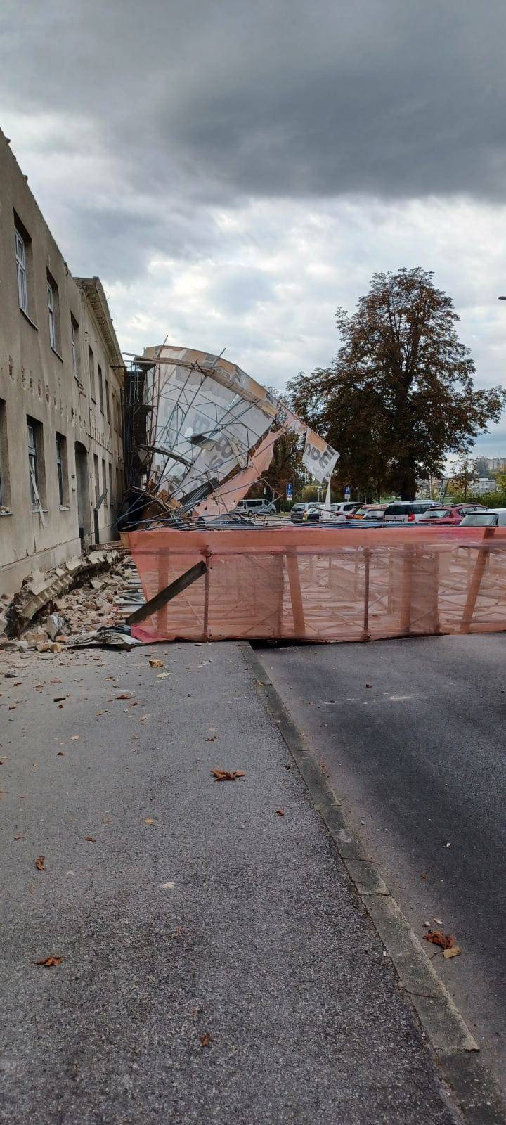 FOTO Građevinska skela srušila se sa zgrade u obnovi u Sisku