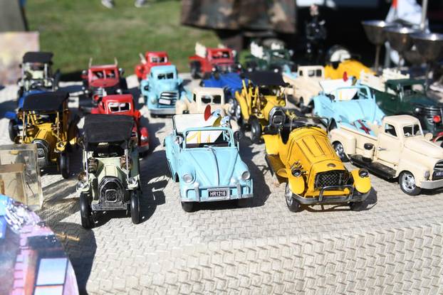 Koprivnica: Velika gužva na buvljaku koji je privukao pažnji brojnih prodavača i još više kupaca