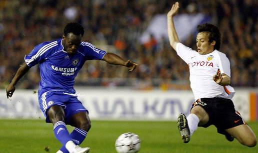 Michael Essien produljio s Chelseajem do 2015. god.