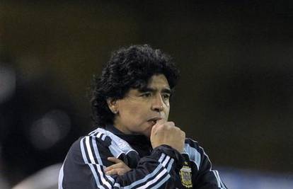 Diego Maradona: Kriv sam za poraz, ali neću još otići