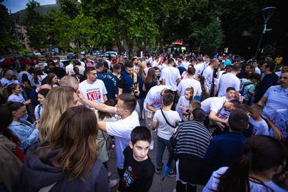 Bivši igrači Dinama i Hajduka pred tisućama navijača podigli trofej kupa. Pogledajte galeriju