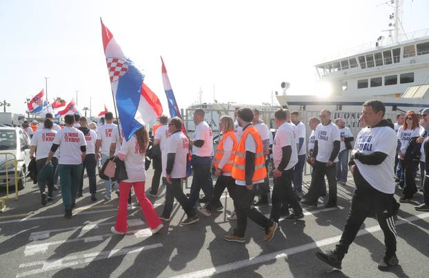 Split: Nezavisni sindikat pomoraca putničkih brodova Hrvatske (NSPPBH) organizirao mirno okupljanje