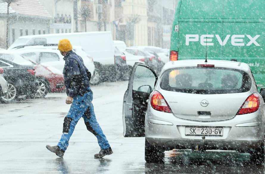 Gusti snijeg pada u Sisku