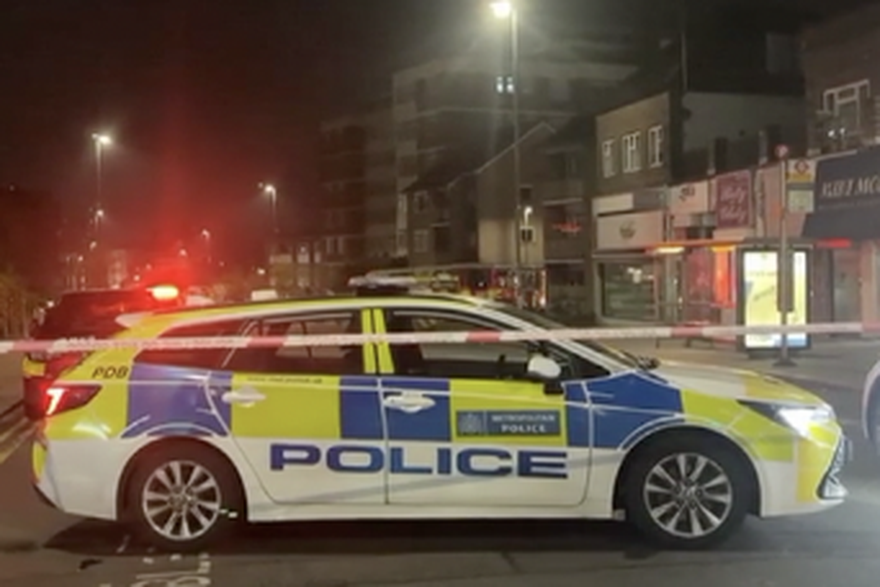 Londonski vatrogasci i policija na mjestu po&zcaron;ara u vozilima hitne pomo&cacute;i &zcaron;idovske zajednice