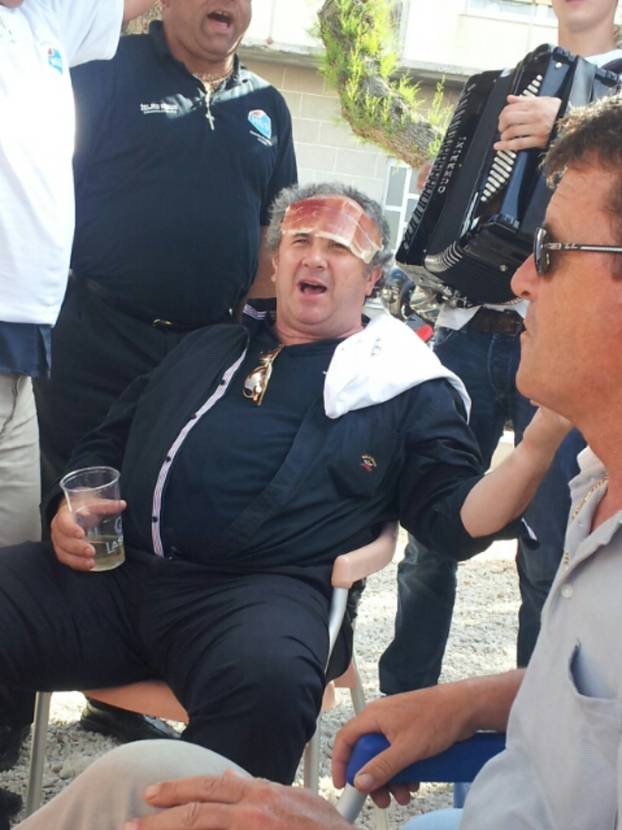 FOTOGALERIJA CRO-SRAMA Tako naši političari piju, pucaju, ljube