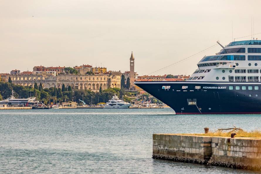 Pula: Kruzer Azamara Quest usidren je u luci