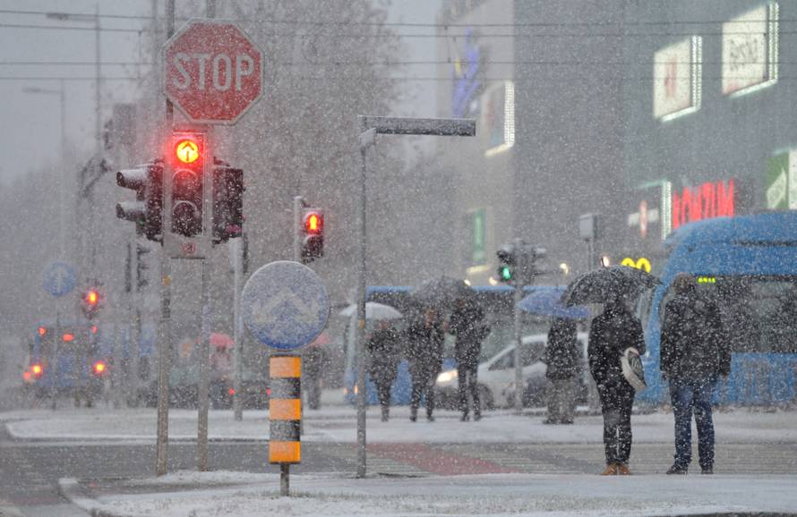 Snježni kaos: Neumorni vozači pomagali jedni drugima na putu