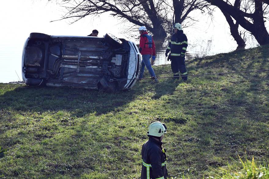 Slavonski Brod: Pronađen automobil koji je sletio u Savu, u njemu bilo tijelo žene