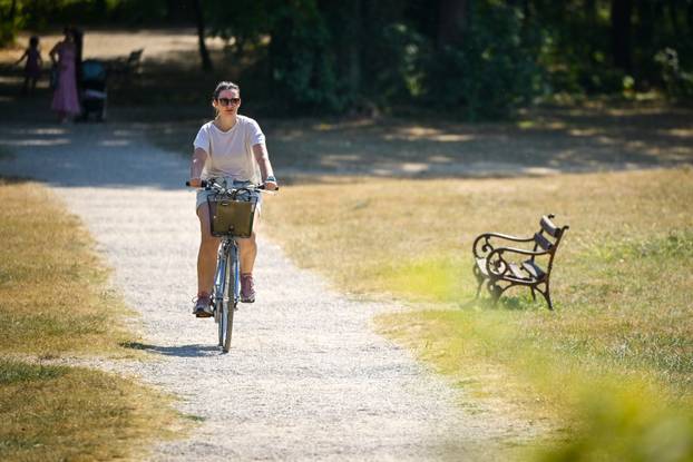 Zagreb: Nedjeljno popodne u parku Maksimir