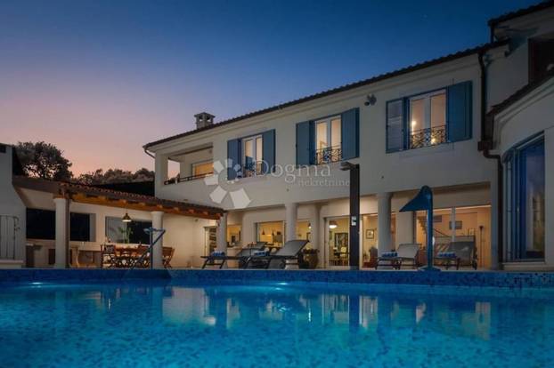 FOTO Ova luksuzna vila kod Šibenika ima čak dva bazena, a prodaje se za 5 milijuna eura