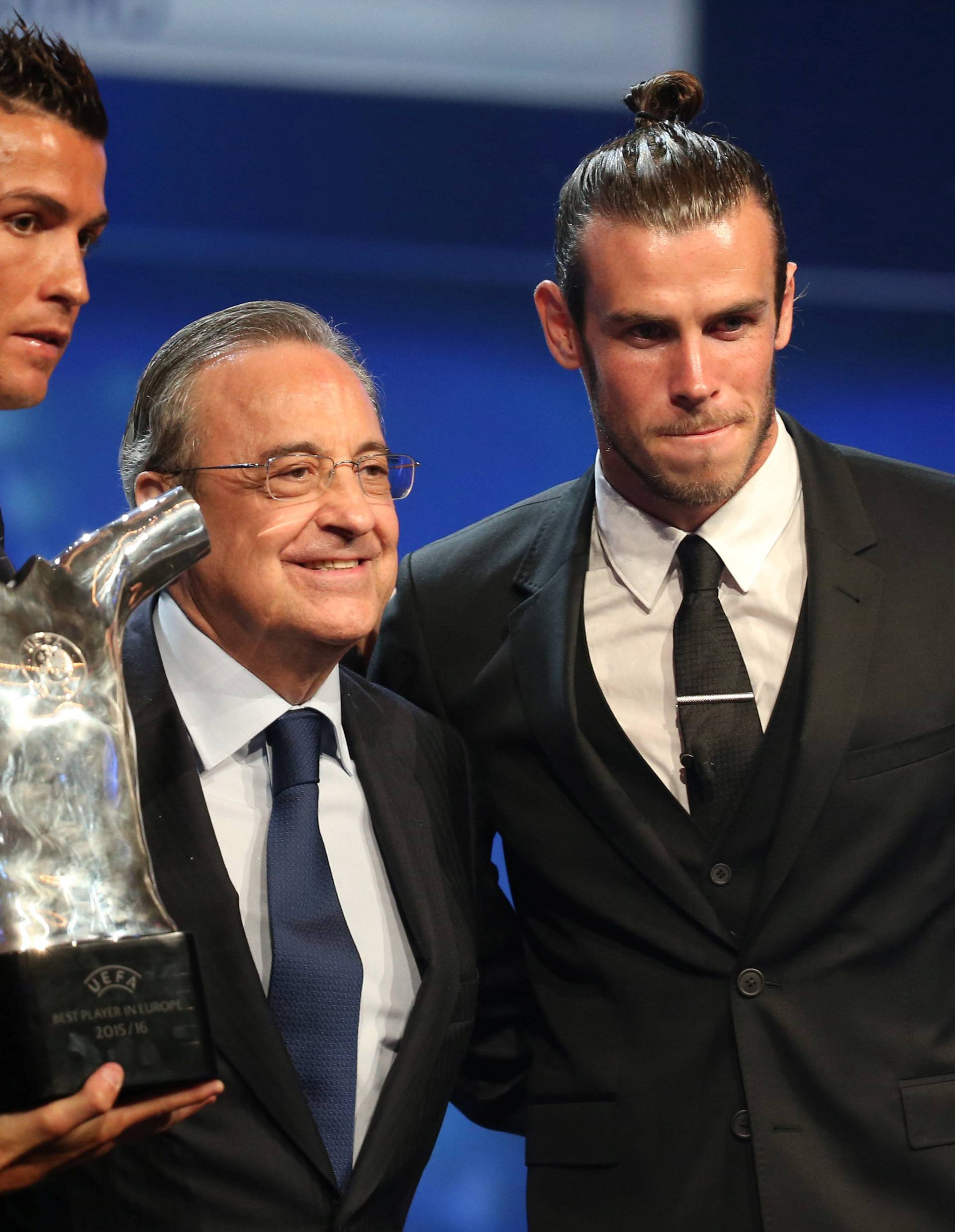 Real Madrid's Ronaldo poses with Real Madrid President Perez and Bale after The received he Best Player UEFA 2015/16 Award during the draw ceremony for the 2016/2017 Champions League Cup soccer competition