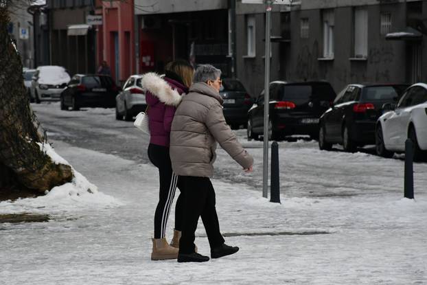 Zaleđene prometnice i javne površine Slavonskog Broda otežavaju kretanje građana