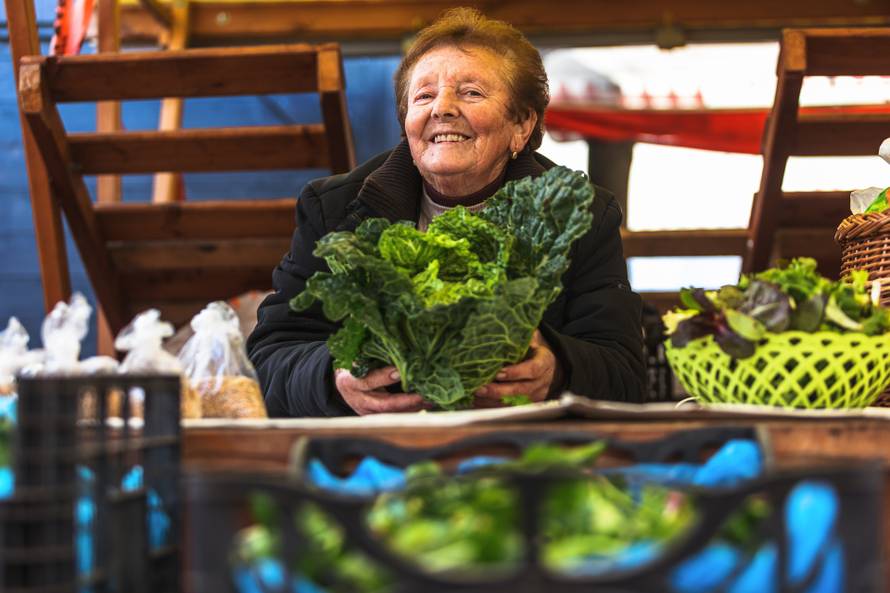 One se dižu već od četiri ujutro, prodaju na placu, poslijepodne su u polju. U penziju ne misle