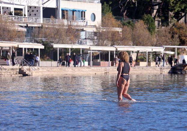 Splićani uživaju u zimskom kupanju na Bačvicama