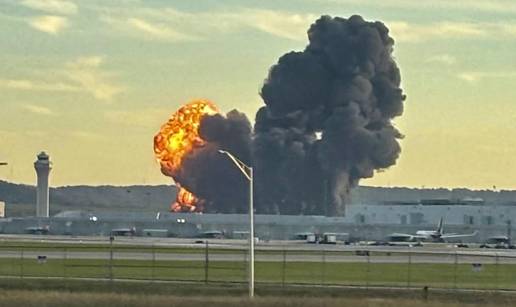 Srušio se UPS-ov teretni avion u SAD-u. Gorjelo na tone galona goriva. Crni dim prekrio nebo