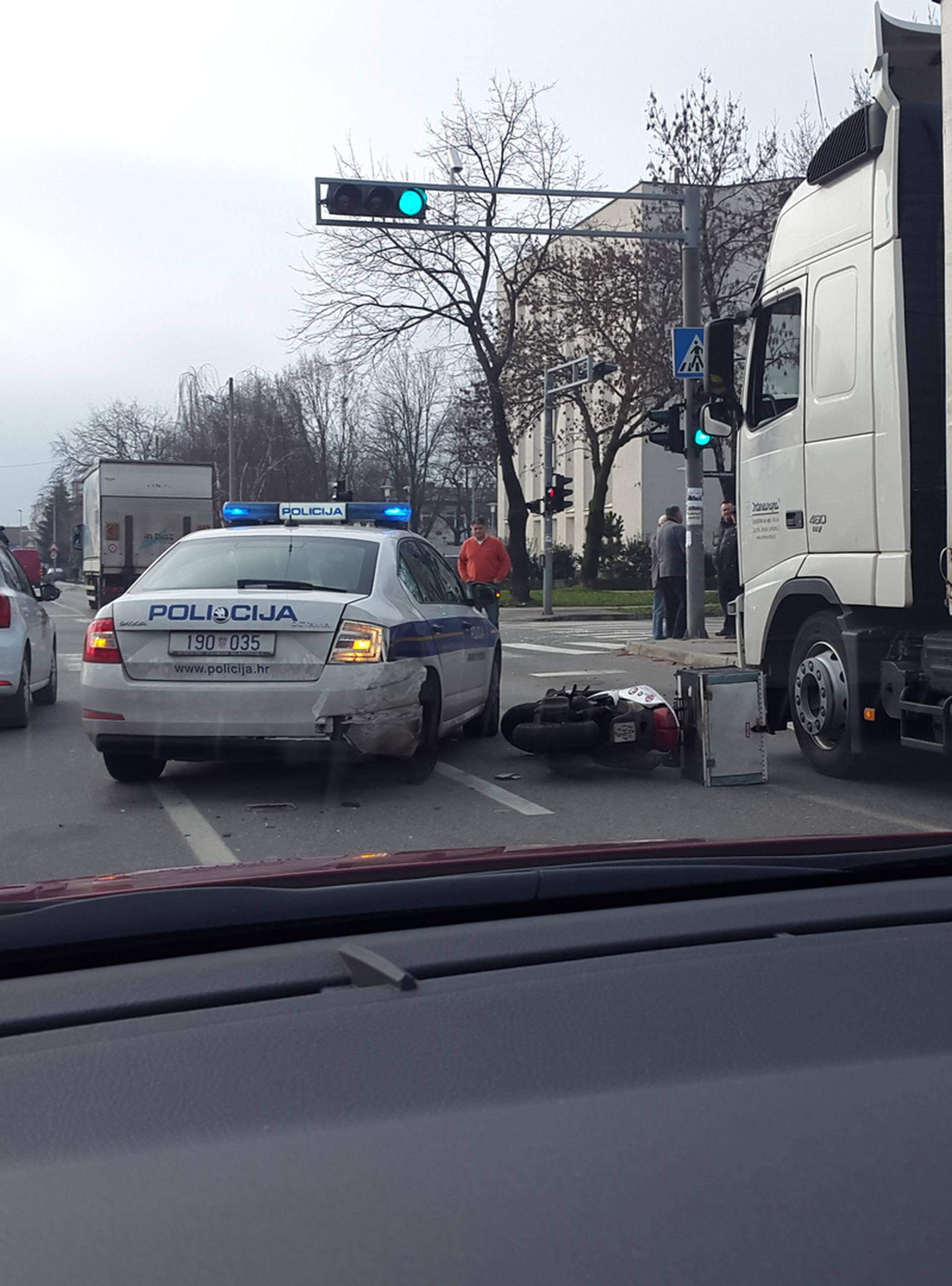 Pod rotirkama: Prošli su kroz crveno pa skrivili nesreću