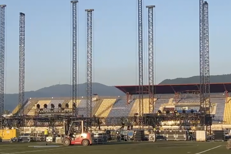 Gradnja pozornice za Thompsonov koncert u Zaprešiću