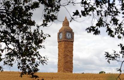 Big Ben od slame radi besprjekorno i svjetli noću