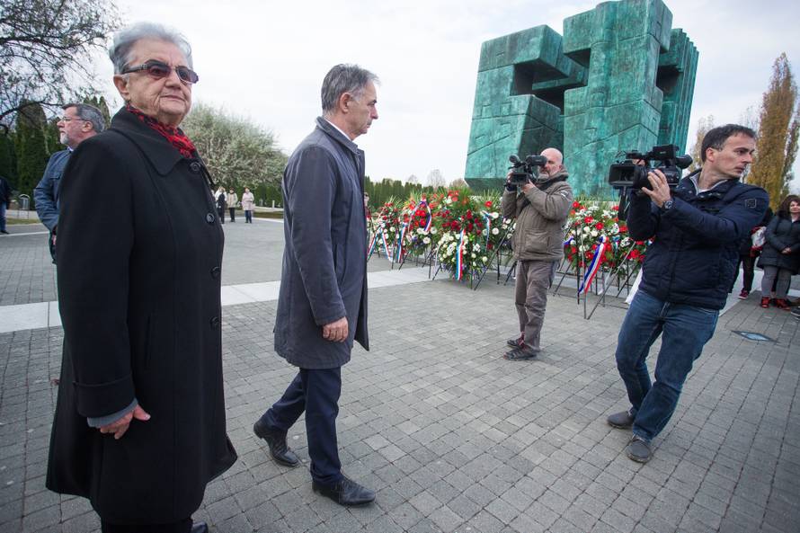 Vukovar: Na Memorijalnom groblju Milorad Pupovac poloÅ¾io vijenac kod spomen obiljeÅ¾ja